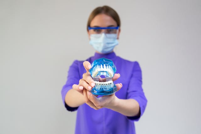 השקעה בבית ובבריאות: מדוע השתלות שיניים הן בחירה נבונה עבור משקיעי נדלן